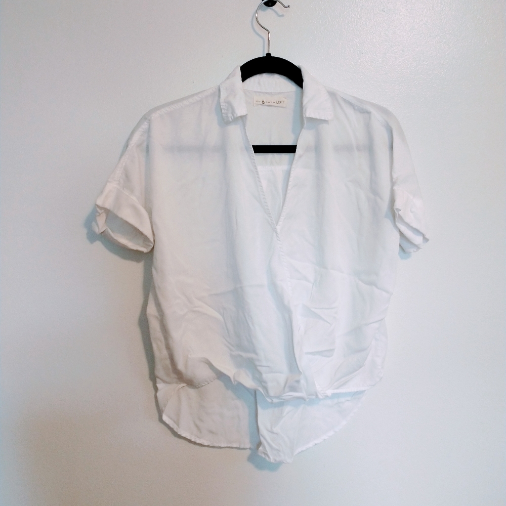 Lou & Grey Loft white short sleeve blouse size xs, longer in the back